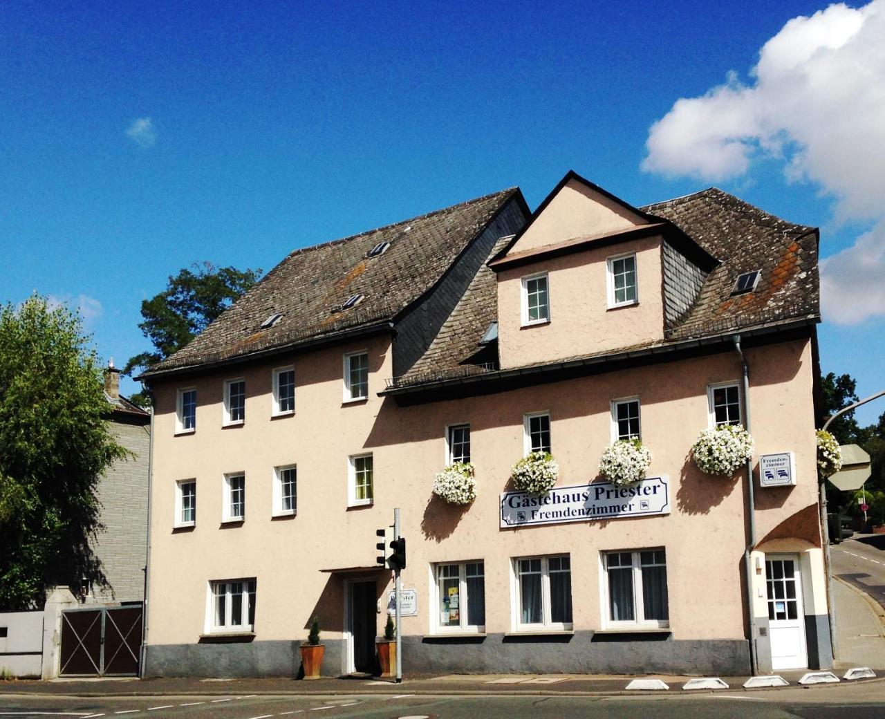 Hotel Gaestehaus Priester Limburg an der Lahn Exterior photo